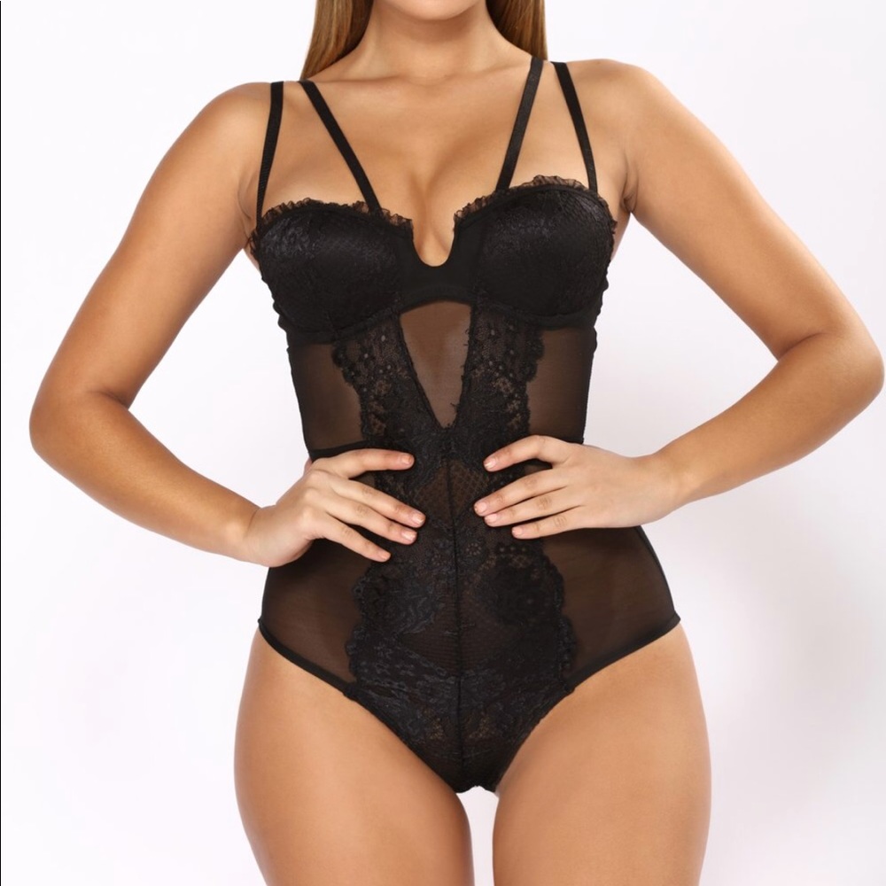 ‼️PRICE DROP ‼️Fashion nova lace body suit!